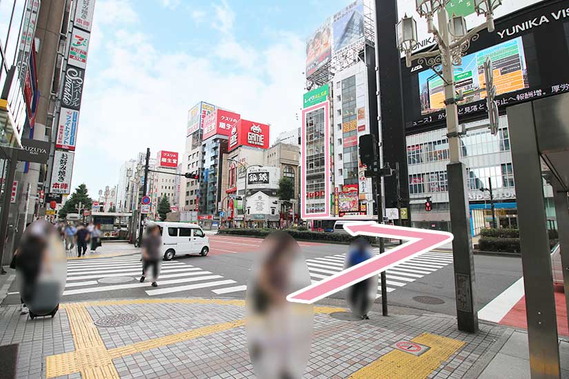 一つ目の交差点（歌舞伎町一番街入口）の信号を渡り左に進みます